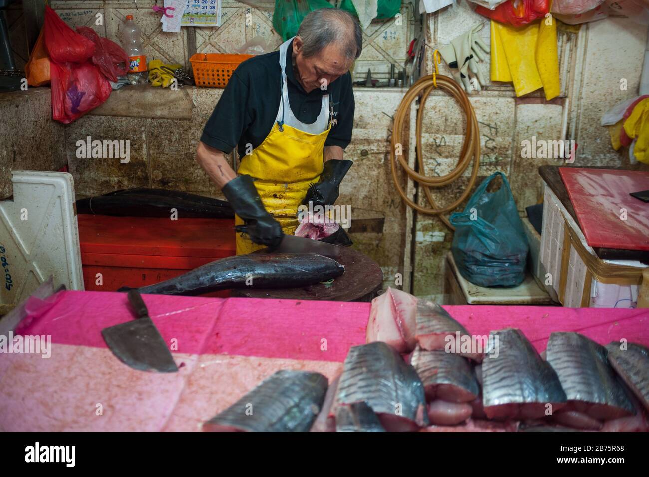 20.07.2017, Singapour, République de Singapour, Asie - un vendeur de poissons sur le marché de Chinatown. [traduction automatique] Banque D'Images
