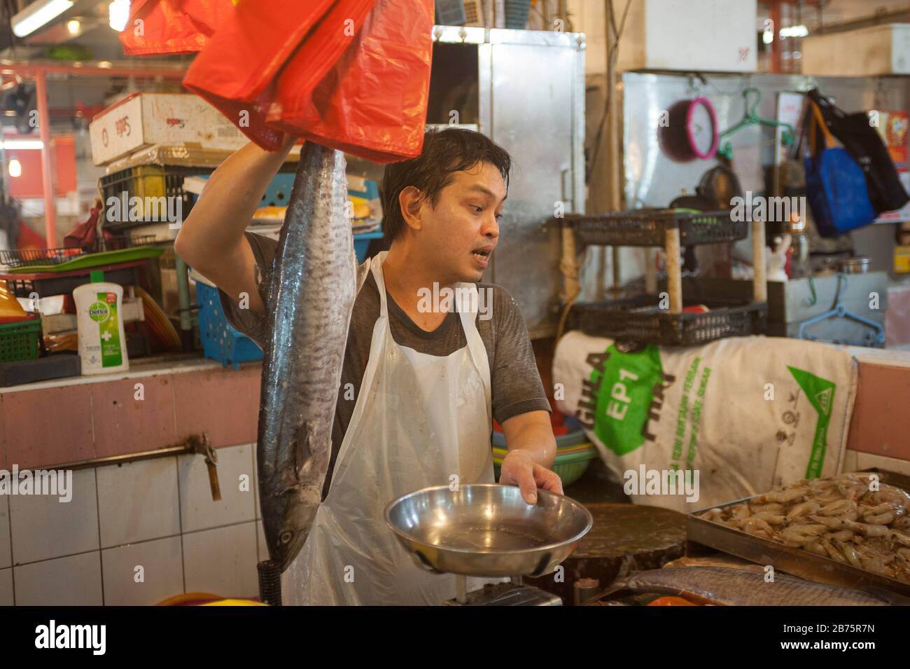 27.07.2017, Singapour, République de Singapour, Asie - un vendeur de poissons sur le marché de Chinatown. [traduction automatique] Banque D'Images