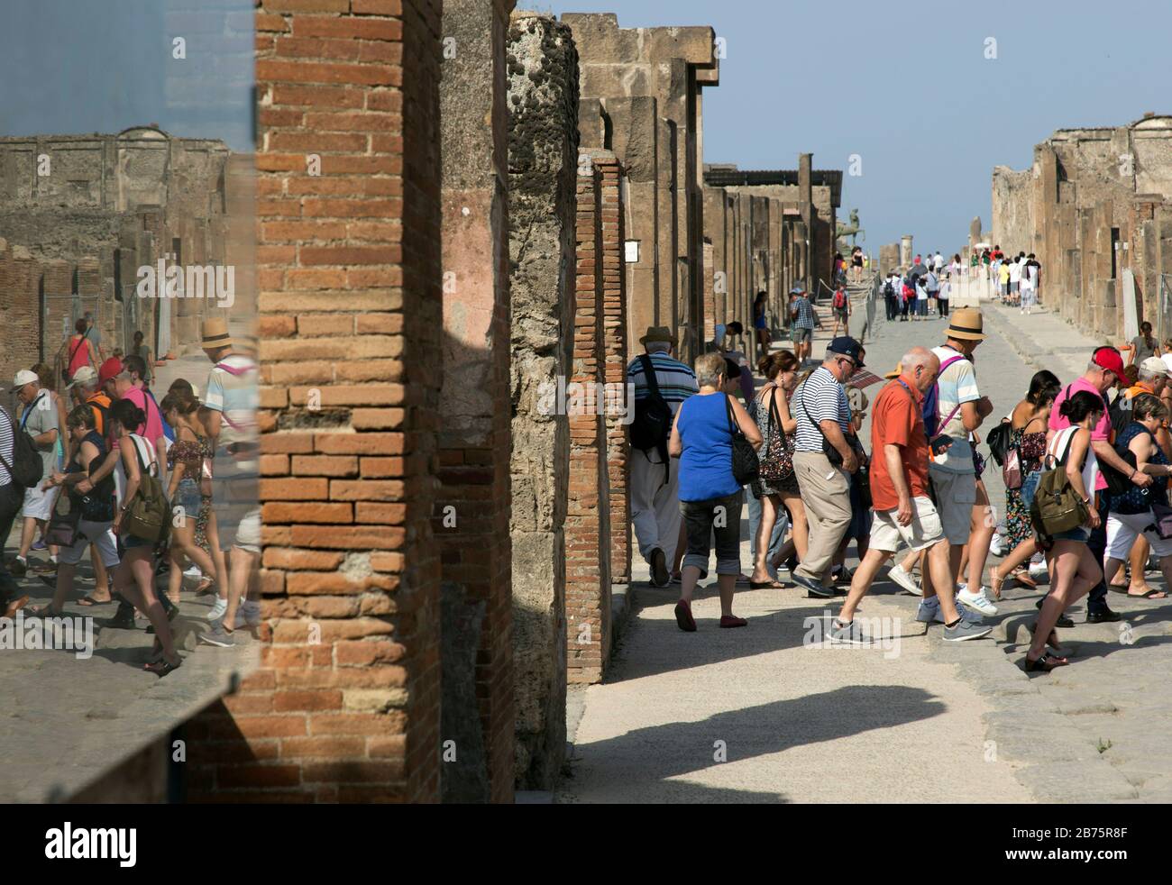 Touristes dans l'ancienne ville de Pompéi, en 79 A.D. une éruption volcanique du Vésuve a causé la destruction de la ville de Pompéi sur le golfe de Naples, le 23.07.2017. Après sa redécouverte au XVIIIe siècle, la deuxième histoire de la ville a commencé, au cours de laquelle Pompéi est devenue un objet de recherche en archéologie. [traduction automatique] Banque D'Images