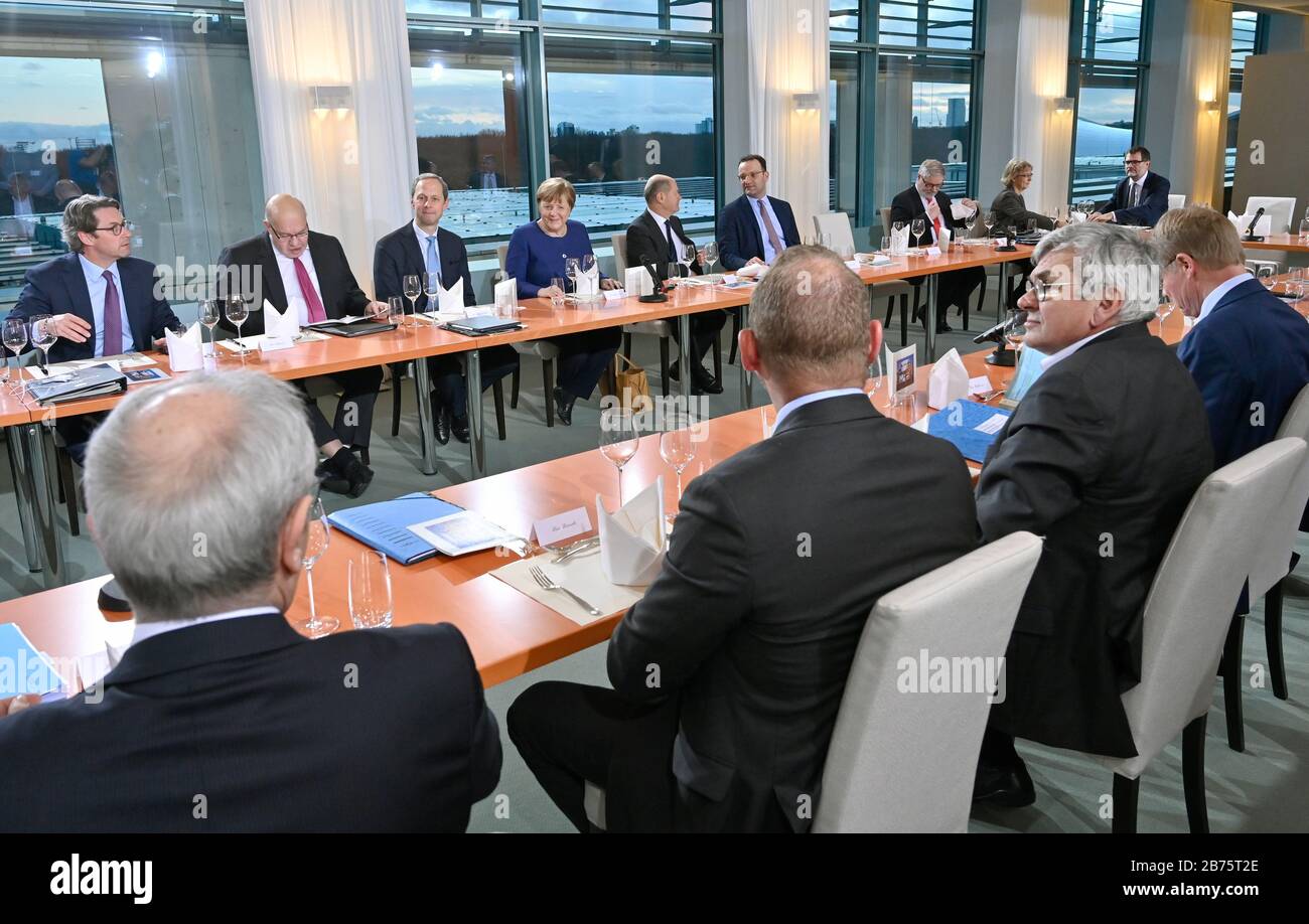 Berlin, Allemagne. 13 mars 2020. La chancelière fédérale Angela Merkel (CDU, M) assiste à la réunion avec les ministres fédéraux et les associations centrales de l'industrie allemande et les syndicats de la Chancellerie fédérale. Le sujet est les conséquences économiques du coronavirus. Crédit: John Macdougall/pool AFP/dpa/Alay Live News Banque D'Images
