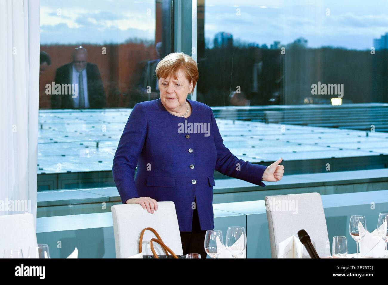 Berlin, Allemagne. 13 mars 2020. La chancelière Angela Merkel (CDU) assistera à la réunion avec les principales associations d'entreprises allemandes et les syndicats de la Chancellerie fédérale. Le sujet est les conséquences économiques du coronavirus. Crédit: John Macdougall/pool AFP/dpa/Alay Live News Banque D'Images