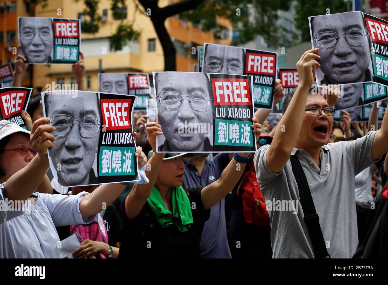 Les manifestants ont une photo de Liu Xiaobo qui lit :« Free Liu Xiaobo » lors du rassemblement annuel pro-démocratie à Hong Kong, Chine, 1er juillet 2017. Le président chinois Xi Jinping a inauguré un nouveau directeur général de Hong Kong et a marqué le vingtième anniversaire de la remise de la ville de la domination britannique à la règle chinoise le 1er juillet. Banque D'Images