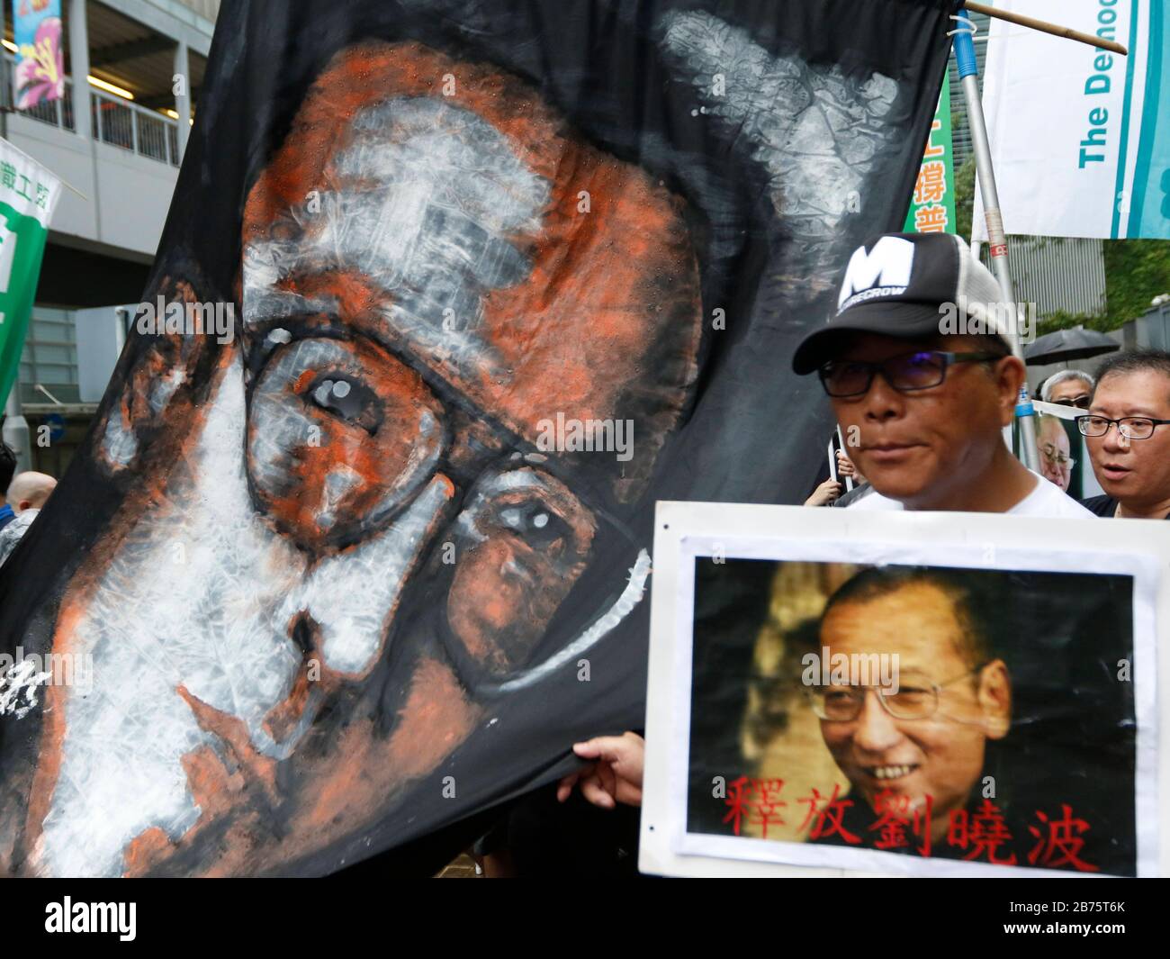 Les manifestants tiennent un portrait de Liu Xiaobo lors du rassemblement annuel pro-démocratie à Hong Kong, Chine, le 1er juillet 2017. Le président chinois Xi Jinping a inauguré un nouveau directeur général de Hong Kong et a marqué le vingtième anniversaire de la remise de la ville de la domination britannique à la règle chinoise le 1er juillet. Banque D'Images