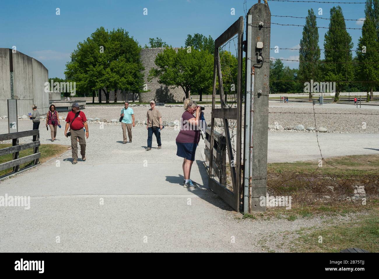 03.06.2017, Dachau, Bavière, Allemagne, Europe - les touristes visitent le mémorial du camp de concentration de Dachau. Dachau a été le premier camp de concentration en Allemagne nazie et environ 32 000 personnes y sont mortes. [traduction automatique] Banque D'Images