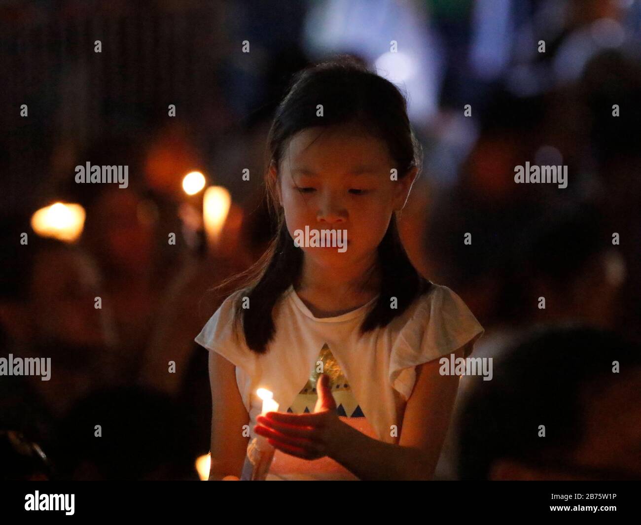 Un participant tient une bougie pendant la vigile annuelle commémorant le massacre de la place Tiananmen en 1989 au parc Victoria à Hong Kong, Chine, le 4 juin 2017. On croyait que des milliers de personnes ont commémoré le 28ème anniversaire de la répression chinoise le 04 juin 1989 sur la place Tiananmen de Beijing. Hong Kong est le seul endroit en Chine où une telle vigile est autorisée, cependant de plus en plus de jeunes générations sont reluntant de participer parce qu'ils pensent que l'événement n'a pas donné de résultats. Banque D'Images Un participant tient une bougie pendant la vigile annuelle commémorant le massacre de la place Tiananmen en 1989 au parc Victoria à Hong Kong, Chine, le 4 juin 2017. On croyait que des milliers de personnes ont commémoré le 28ème anniversaire de la répression chinoise le 04 juin 1989 sur la place Tiananmen de Beijing. Hong Kong est le seul endroit en Chine où une telle vigile est autorisée, cependant de plus en plus de jeunes générations sont reluntant de participer parce qu'ils pensent que l'événement n'a pas donné de résultats. Banque D'Images