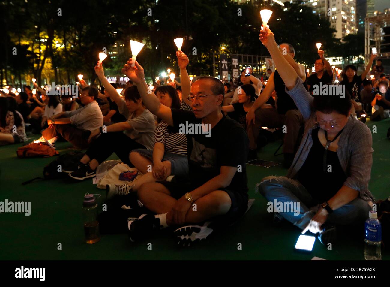 Les participants tiennent des bougies pendant la vigile annuelle commémorant le massacre de la place Tiananmen en 1989 au parc Victoria à Hong Kong, Chine, le 04 juin 2017. On croyait que des milliers de personnes ont commémoré le 28ème anniversaire de la répression chinoise le 04 juin 1989 sur la place Tiananmen de Beijing. Hong Kong est le seul endroit en Chine où une telle vigile est autorisée, cependant de plus en plus de jeunes générations sont reluntant de participer parce qu'ils pensent que l'événement n'a pas donné de résultats. Banque D'Images Les participants tiennent des bougies pendant la vigile annuelle commémorant le massacre de la place Tiananmen en 1989 au parc Victoria à Hong Kong, Chine, le 04 juin 2017. On croyait que des milliers de personnes ont commémoré le 28ème anniversaire de la répression chinoise le 04 juin 1989 sur la place Tiananmen de Beijing. Hong Kong est le seul endroit en Chine où une telle vigile est autorisée, cependant de plus en plus de jeunes générations sont reluntant de participer parce qu'ils pensent que l'événement n'a pas donné de résultats. Banque D'Images