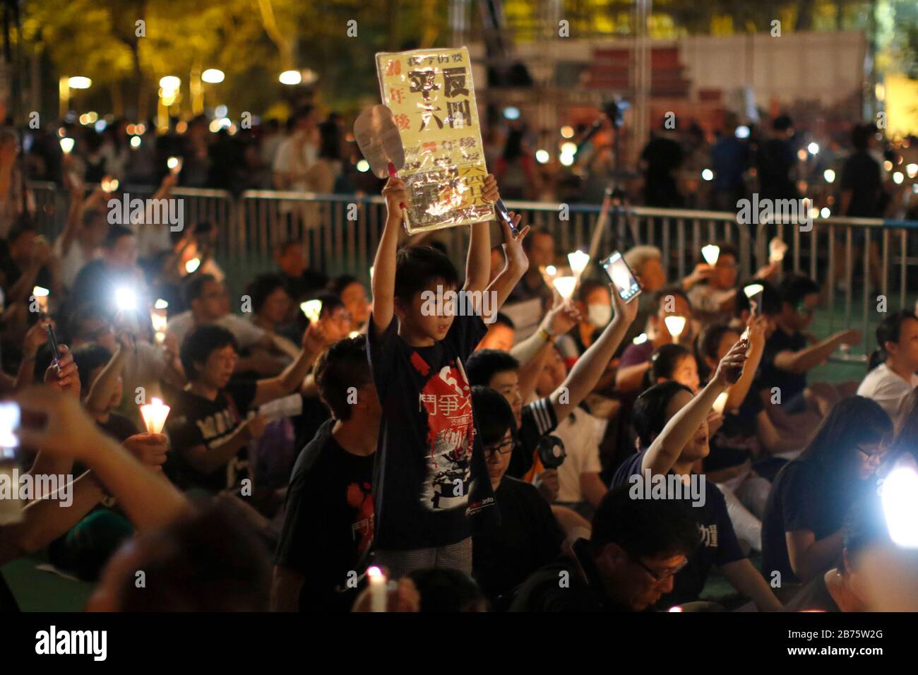 Les participants tiennent des bougies pendant la vigile annuelle commémorant le massacre de la place Tiananmen en 1989 au parc Victoria à Hong Kong, Chine, le 04 juin 2017. On croyait que des milliers de personnes ont commémoré le 28ème anniversaire de la répression chinoise le 04 juin 1989 sur la place Tiananmen de Beijing. Hong Kong est le seul endroit en Chine où une telle vigile est autorisée, cependant de plus en plus de jeunes générations sont reluntant de participer parce qu'ils pensent que l'événement n'a pas donné de résultats. Banque D'Images Les participants tiennent des bougies pendant la vigile annuelle commémorant le massacre de la place Tiananmen en 1989 au parc Victoria à Hong Kong, Chine, le 04 juin 2017. On croyait que des milliers de personnes ont commémoré le 28ème anniversaire de la répression chinoise le 04 juin 1989 sur la place Tiananmen de Beijing. Hong Kong est le seul endroit en Chine où une telle vigile est autorisée, cependant de plus en plus de jeunes générations sont reluntant de participer parce qu'ils pensent que l'événement n'a pas donné de résultats. Banque D'Images