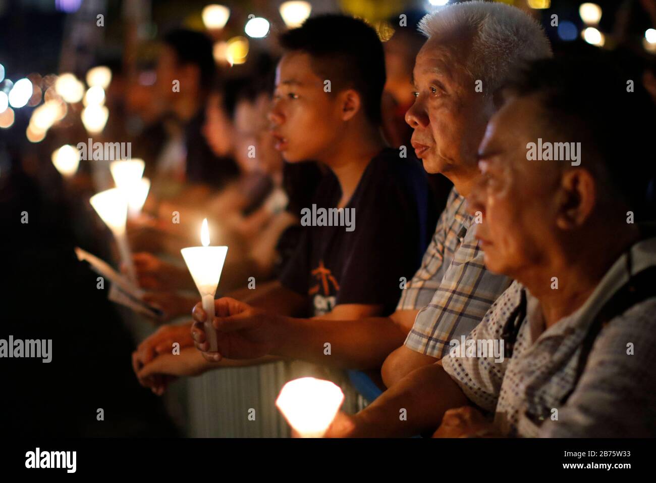 Les participants tiennent des bougies pendant la vigile annuelle commémorant le massacre de la place Tiananmen en 1989 au parc Victoria à Hong Kong, Chine, le 04 juin 2017. On croyait que des milliers de personnes ont commémoré le 28ème anniversaire de la répression chinoise le 04 juin 1989 sur la place Tiananmen de Beijing. Hong Kong est le seul endroit en Chine où une telle vigile est autorisée, cependant de plus en plus de jeunes générations sont reluntant de participer parce qu'ils pensent que l'événement n'a pas donné de résultats. Banque D'Images Les participants tiennent des bougies pendant la vigile annuelle commémorant le massacre de la place Tiananmen en 1989 au parc Victoria à Hong Kong, Chine, le 04 juin 2017. On croyait que des milliers de personnes ont commémoré le 28ème anniversaire de la répression chinoise le 04 juin 1989 sur la place Tiananmen de Beijing. Hong Kong est le seul endroit en Chine où une telle vigile est autorisée, cependant de plus en plus de jeunes générations sont reluntant de participer parce qu'ils pensent que l'événement n'a pas donné de résultats. Banque D'Images