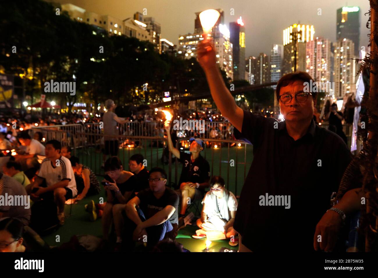Les participants tiennent des bougies pendant la vigile annuelle commémorant le massacre de la place Tiananmen en 1989 au parc Victoria à Hong Kong, Chine, le 04 juin 2017. On croyait que des milliers de personnes ont commémoré le 28ème anniversaire de la répression chinoise le 04 juin 1989 sur la place Tiananmen de Beijing. Hong Kong est le seul endroit en Chine où une telle vigile est autorisée, cependant de plus en plus de jeunes générations sont reluntant de participer parce qu'ils pensent que l'événement n'a pas donné de résultats. Banque D'Images Les participants tiennent des bougies pendant la vigile annuelle commémorant le massacre de la place Tiananmen en 1989 au parc Victoria à Hong Kong, Chine, le 04 juin 2017. On croyait que des milliers de personnes ont commémoré le 28ème anniversaire de la répression chinoise le 04 juin 1989 sur la place Tiananmen de Beijing. Hong Kong est le seul endroit en Chine où une telle vigile est autorisée, cependant de plus en plus de jeunes générations sont reluntant de participer parce qu'ils pensent que l'événement n'a pas donné de résultats. Banque D'Images