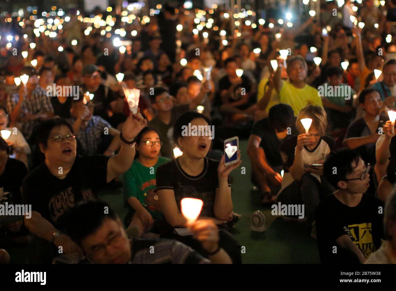 Les participants tiennent des bougies pendant la vigile annuelle commémorant le massacre de la place Tiananmen en 1989 au parc Victoria à Hong Kong, Chine, le 04 juin 2017. On croyait que des milliers de personnes ont commémoré le 28ème anniversaire de la répression chinoise le 04 juin 1989 sur la place Tiananmen de Beijing. Hong Kong est le seul endroit en Chine où une telle vigile est autorisée, cependant de plus en plus de jeunes générations sont reluntant de participer parce qu'ils pensent que l'événement n'a pas donné de résultats. Banque D'Images Les participants tiennent des bougies pendant la vigile annuelle commémorant le massacre de la place Tiananmen en 1989 au parc Victoria à Hong Kong, Chine, le 04 juin 2017. On croyait que des milliers de personnes ont commémoré le 28ème anniversaire de la répression chinoise le 04 juin 1989 sur la place Tiananmen de Beijing. Hong Kong est le seul endroit en Chine où une telle vigile est autorisée, cependant de plus en plus de jeunes générations sont reluntant de participer parce qu'ils pensent que l'événement n'a pas donné de résultats. Banque D'Images