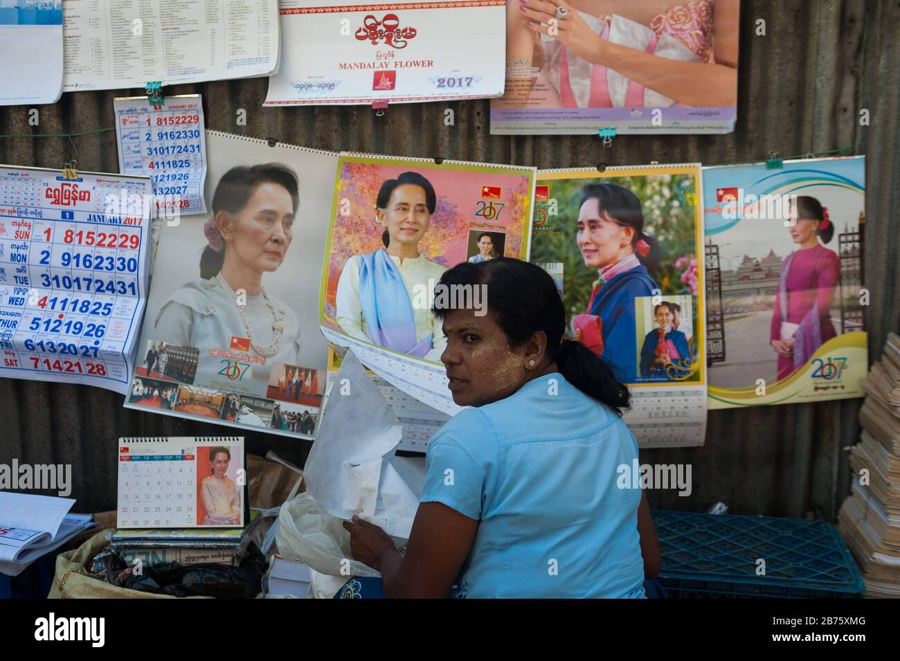 26.01.2017, Yangon, région de Yangon, République de l'Union du Myanmar, Asie - un vendeur de rue vend des calendriers et des affiches avec la photo d'Aung San Suu Kyi. [traduction automatique] Banque D'Images