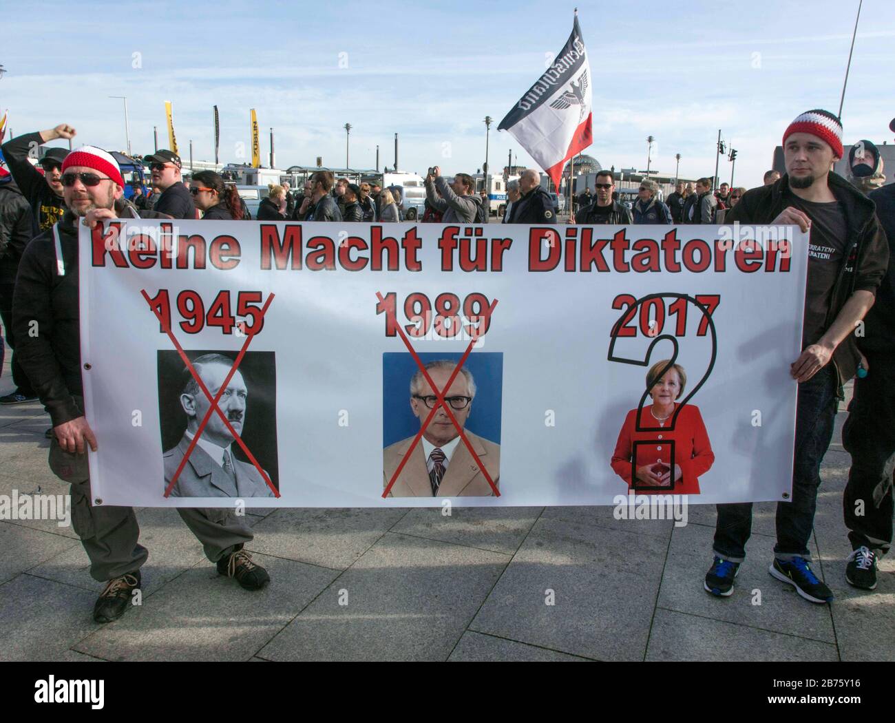 Les participants à la démo « erkel must Go » ont une affiche avec l'inscription « pas de pouvoir pour les dictateurs » avec des photos d'Hitler, de Honecker et de la chancelière Angela Merkel. Manifestation des participants populistes et extrémistes de droite, y compris des partisans de la NPD, de Pegida, des citoyens Reich, des hooligans, des compatriotes et des identités. [traduction automatique] Banque D'Images