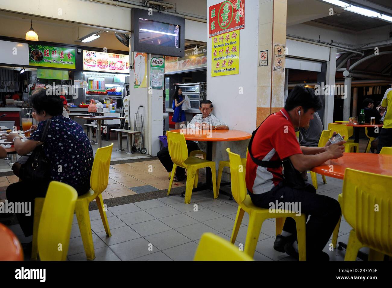 29.12.2014, Singapour, République de Singapour, Asie - les gens dînent dans un tribunal alimentaire à Ang Mo Kio de Singapour. [traduction automatique] Banque D'Images