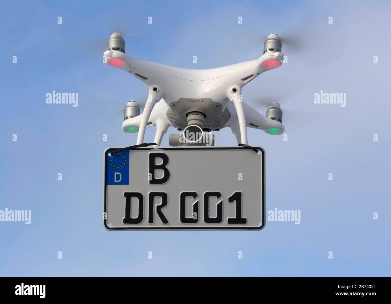 C'est à cela qu'un drone avec marquage obligatoire pourrait ressembler. Un  numéro de plaque d'immatriculation est joint à un drone volant le  22.01.2017. Chaque drone pesant plus de 250 grammes doit à