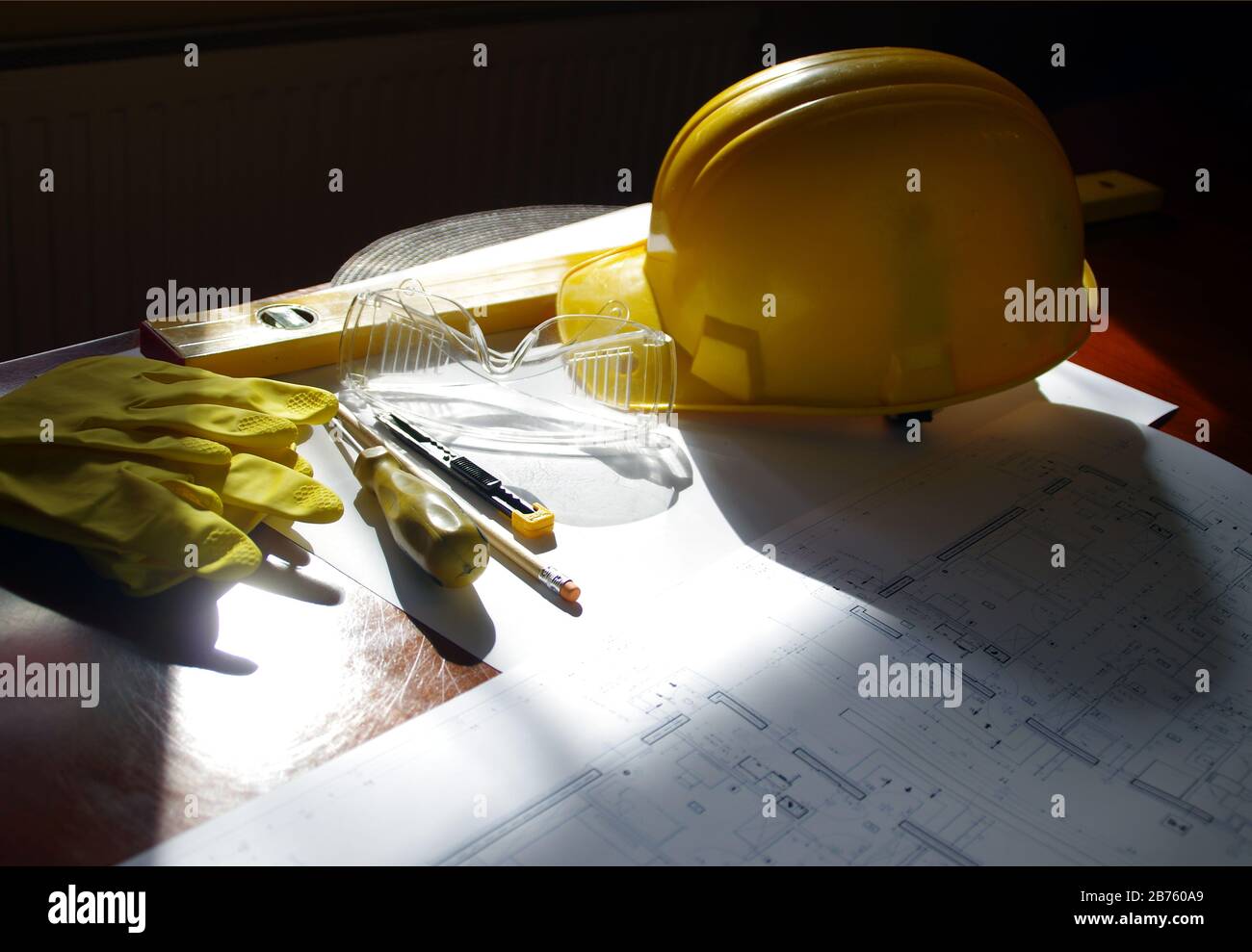 Ingénieur ou bureau du responsable de la construction. Concept de contexte de construction et de construction. Plan, casque et outils de construction sur le bureau. Banque D'Images