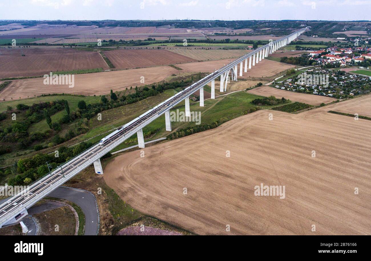 Une photographie aérienne montre un train ICE traversant le nouveau pont de vallée de l'Unstrut près de Karsdorf le 22.09.2016. Le pont de la vallée d'Unstrut est un pont ferroviaire à double voie qui franchit la nouvelle ligne Erfurt-Leipzig-Halle. D'une longueur de 2668 m, c'est le deuxième pont ferroviaire le plus long d'Allemagne après le pont de la vallée Saale-Elster. La section fait partie de la nouvelle ligne ICE Munich-Berlin. [traduction automatique] Banque D'Images