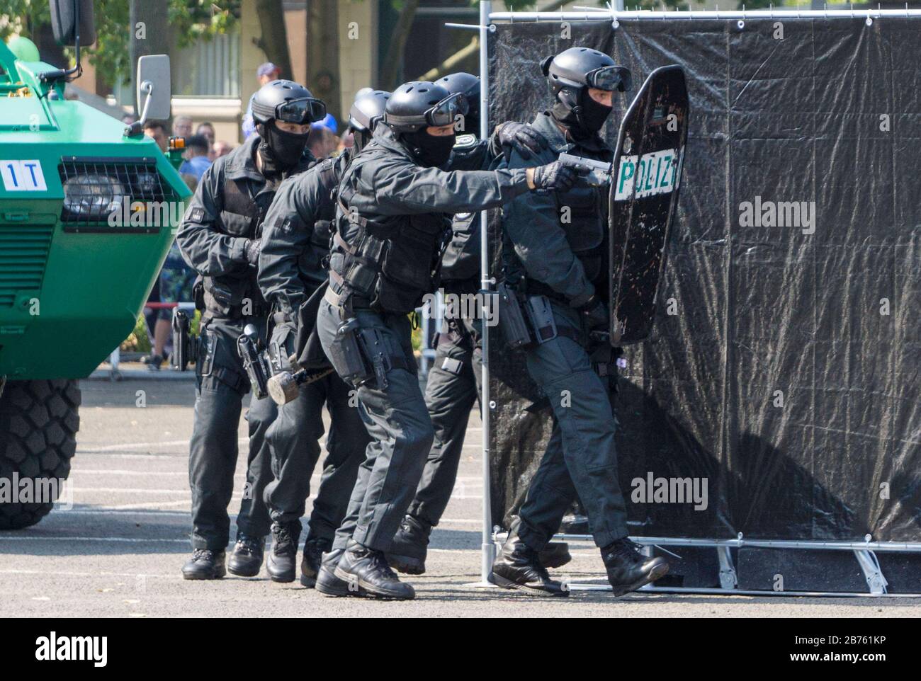 Des policiers du groupe spécial de Berlin, SEK, ont simulé une attaque le 11.09.2016. Le SEK a présenté ses travaux pendant la journée portes ouvertes à l'école de police de l'État de Berlin. [traduction automatique] Banque D'Images