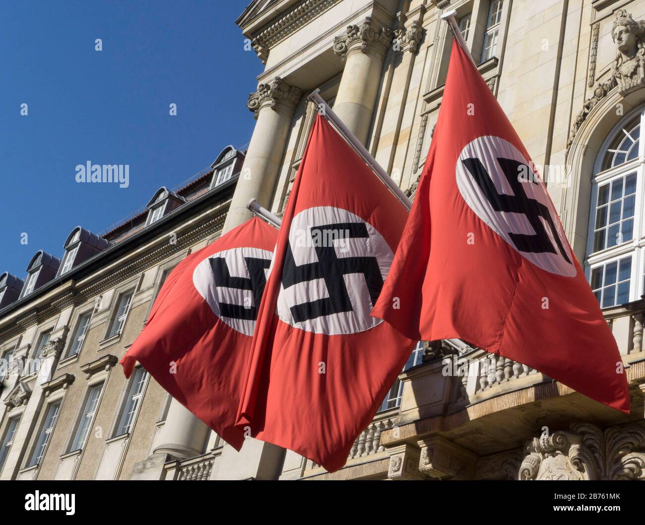 Les drapeaux de la NS avec des svastikas pendront dimanche 28.08.2016 à la Cour d'appel de Berlin. Le Directeur Terrence Malick est en tournage de scènes pour le drame politique "Radegund", qui est produit par le Studio Babelsberg. Le Kammergericht actuel était à l'époque nazie le soi-disant 'Volksgerichtshof' (Cour populaire) dans lequel des procès de spectacle ont été tenus. Le procès de spectacle contre les partisans de la tentative d'assassinat d'Hitler du 20 juillet 1944 s'est également déroulé ici. [traduction automatique] Banque D'Images