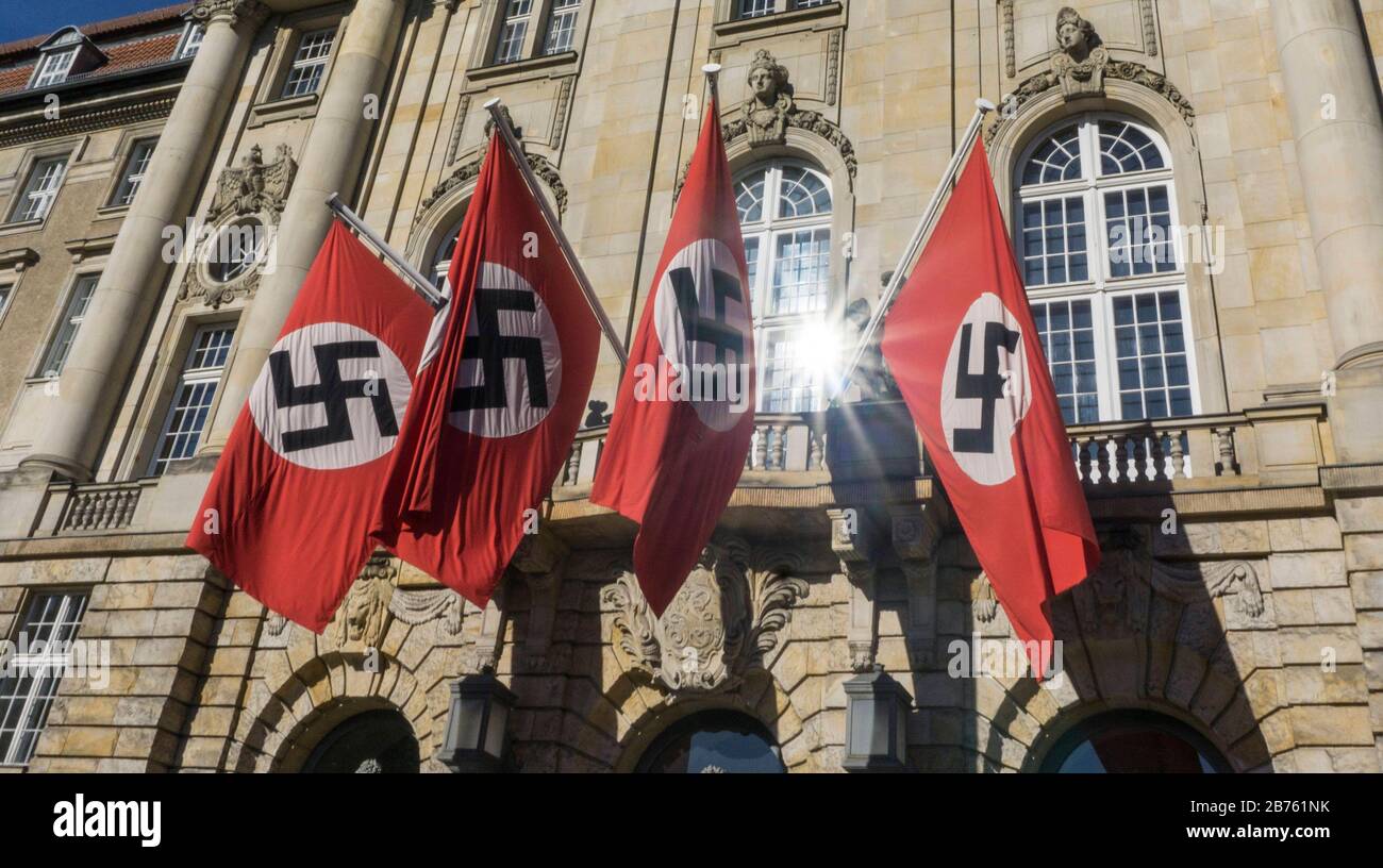 Les drapeaux de la NS avec des svastikas pendront dimanche 28.08.2016 à la Cour d'appel de Berlin. Le Directeur Terrence Malick est en tournage de scènes pour le drame politique "Radegund", qui est produit par le Studio Babelsberg. Le Kammergericht actuel était à l'époque nazie le soi-disant 'Volksgerichtshof' (Cour populaire) dans lequel des procès de spectacle ont été tenus. Le procès de spectacle contre les partisans de la tentative d'assassinat d'Hitler du 20 juillet 1944 s'est également déroulé ici. [traduction automatique] Banque D'Images