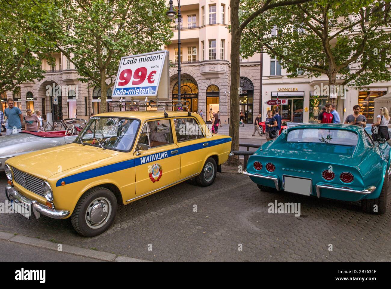 Allemagne, Berlin, 04.06.2016. Classic Days, Oldtimer Fest à Berlin le 04.06.2016. LADA 2101 (à gauche), construit en 1981 et Chevrolet Corvette Stingray, construit en 1976. [traduction automatique] Banque D'Images