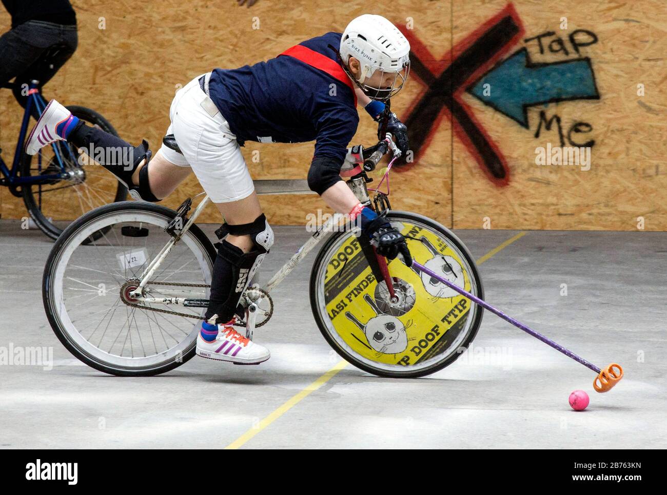 Vélo Polo joueur le 19.03.2016 pendant le spectacle de vélo de Berlin. Le  polo de cyclisme est un sport de cyclisme qui combine des éléments du  ballon de cyclisme et du polo