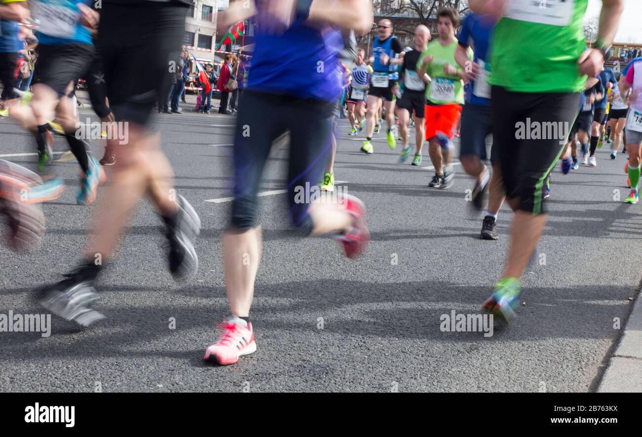 Une exposition à long terme montre aux participants du 36ème semi-marathon de Berlin le 03.04.2016. [traduction automatique] Banque D'Images
