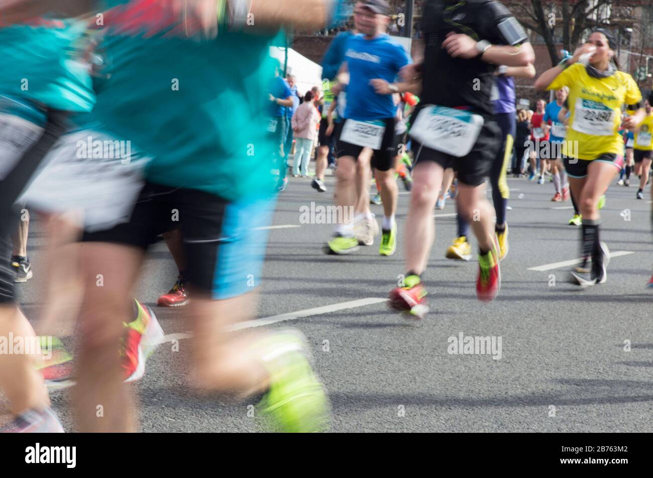 Une exposition à long terme montre aux participants du 36ème semi-marathon de Berlin le 03.04.2016. [traduction automatique] Banque D'Images