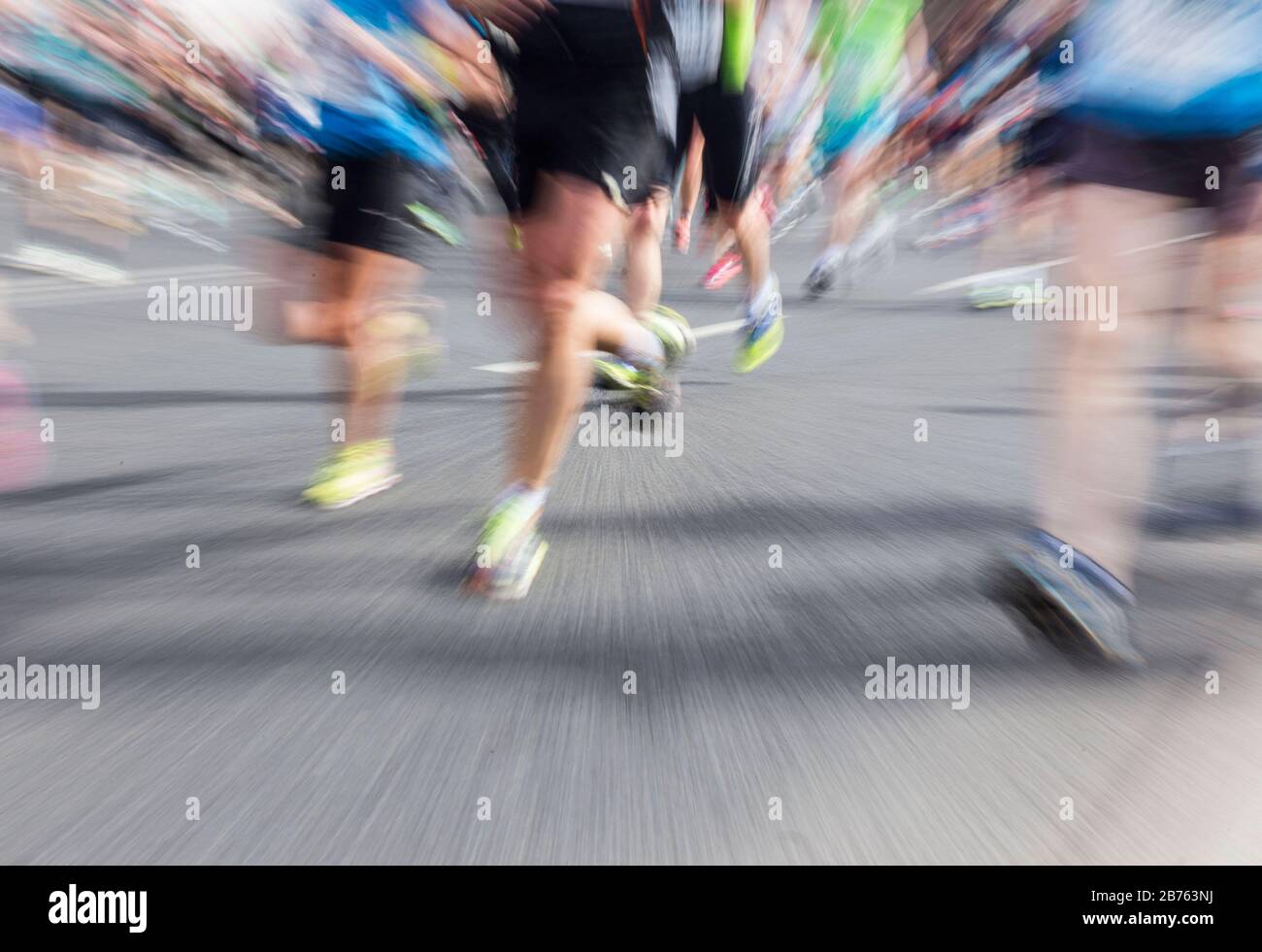 Une photo d'effet zoom montre les participants au 36ème semi-marathon de Berlin le 03.04.2016. [traduction automatique] Banque D'Images