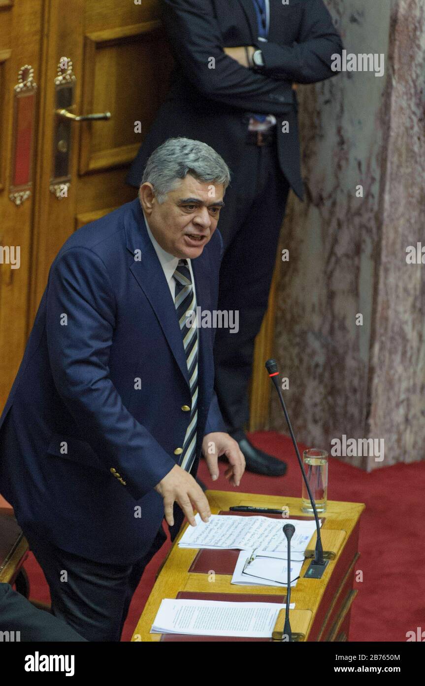 15.07.2015, Athènes / Attica / Grèce. Lors de la réunion du Parlement grec, votez sur le paquet de réformes. Nikos Michaloliakos, chef de parti et de faction du parti socialiste néo-national Chrysi Avgi. [traduction automatique] Banque D'Images