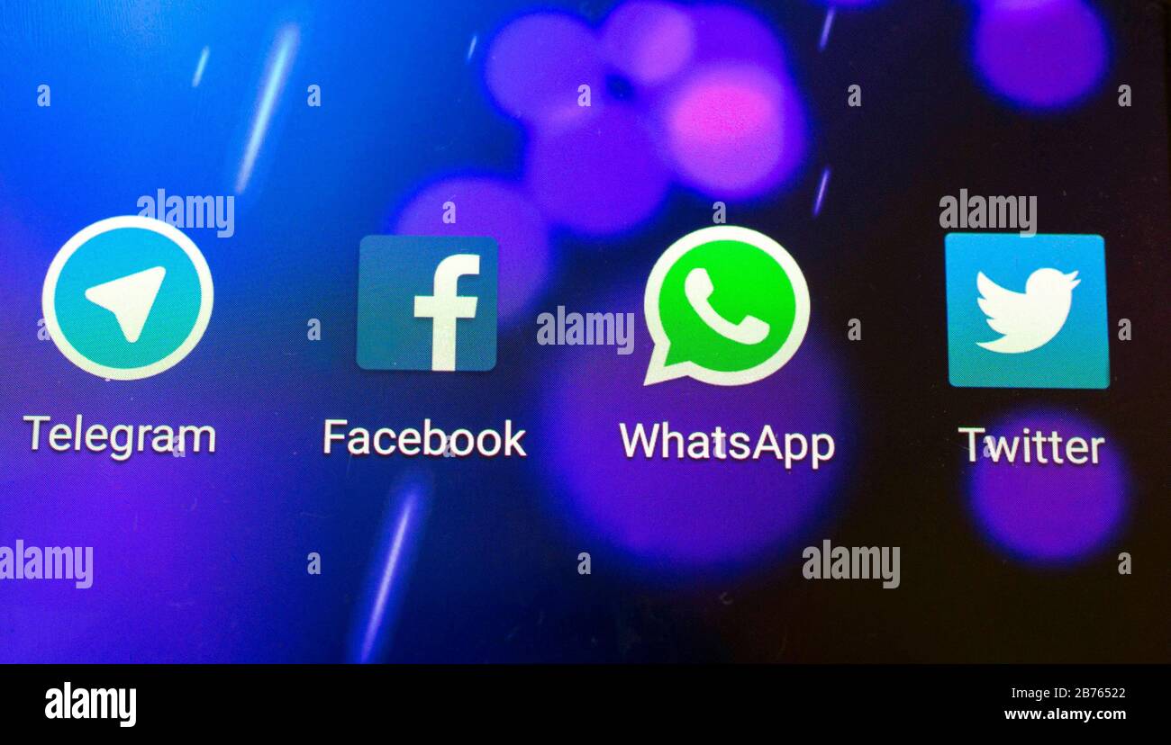 Les applications de Telegram, facebook, WhatsApp et Twitter sont affichées sous forme d'icônes sur un smartphone Android le 12.01.2016. [traduction automatique] Banque D'Images