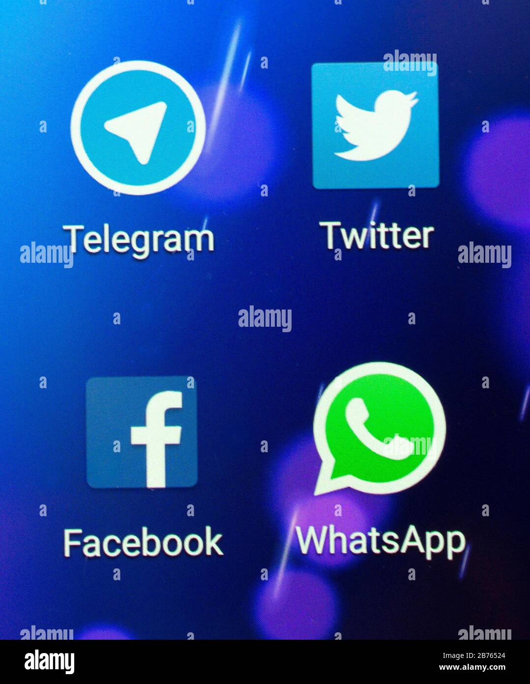 Les applications de Telegram, facebook, WhatsApp et Twitter sont affichées sous forme d'icônes sur un smartphone Android le 12.01.2016. [traduction automatique] Banque D'Images