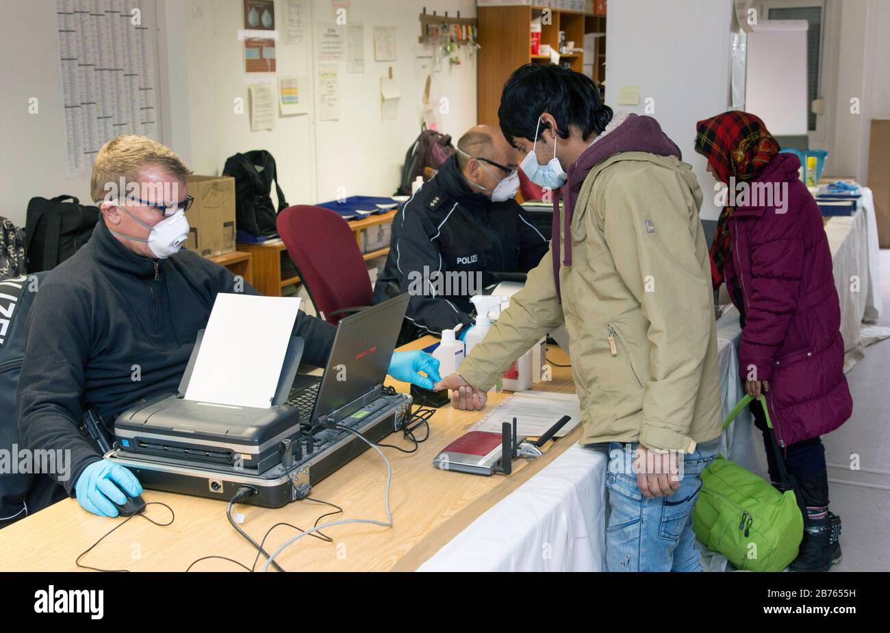 Les réfugiés sont enregistrés et enregistrés par la police fédérale à Rosenheim le 05.02.16 UNE alimentation de la police d'État fait une empreinte digitale. [traduction automatique] Banque D'Images