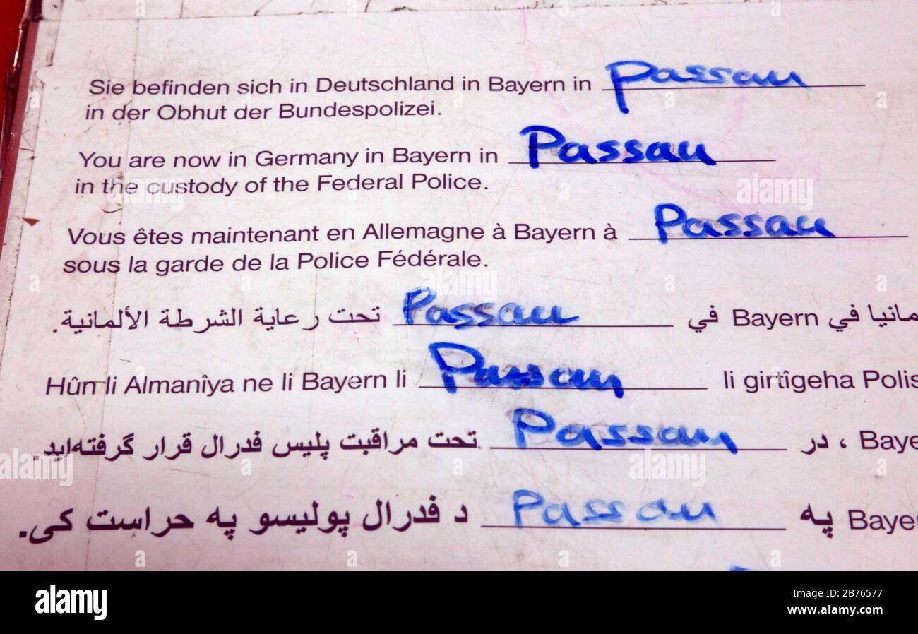 "Vous êtes à Passau en Bavière en Allemagne", est écrit sur une affiche à la police fédérale de Passau le 04.02.2016. La police fédérale enregistre tous les réfugiés arrivant à Passau. [traduction automatique] Banque D'Images