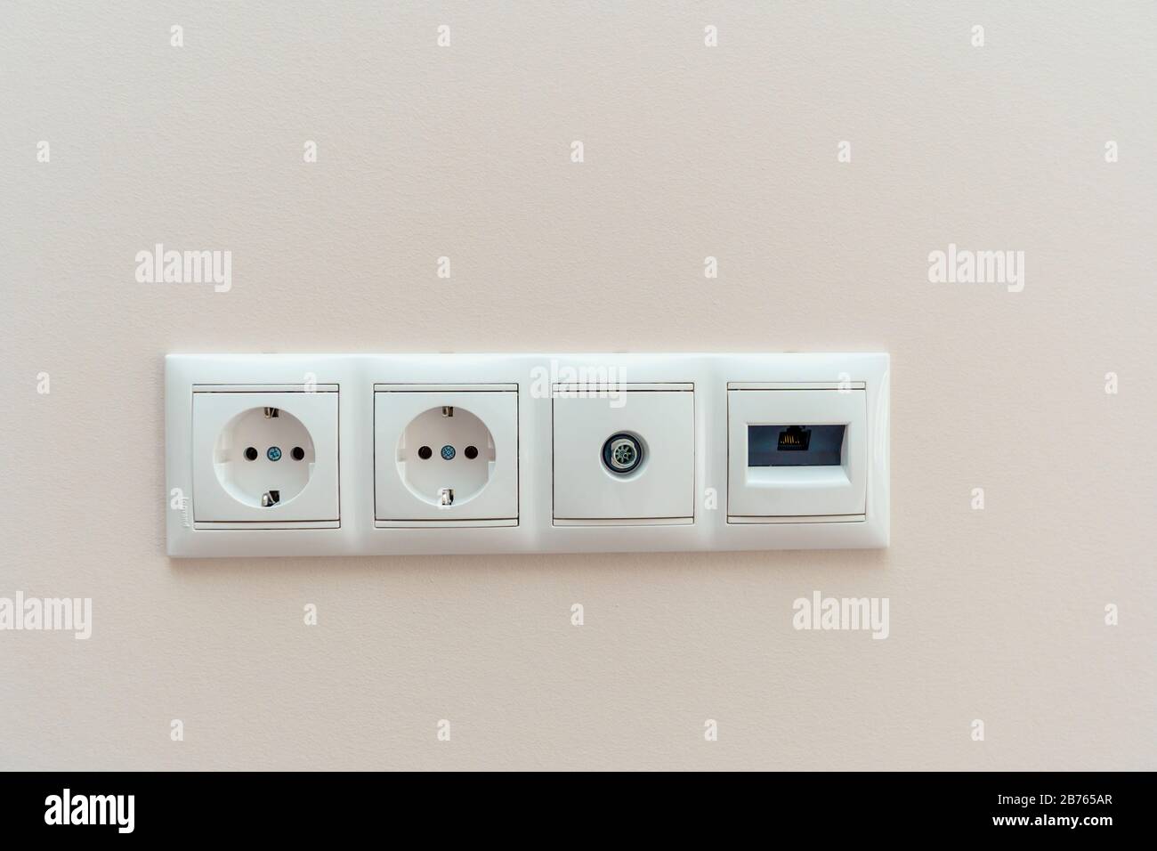 Prises électriques, connecteurs pour Internet et télévision par câble sur  le mur de la maison avec une nouvelle rénovation Photo Stock - Alamy