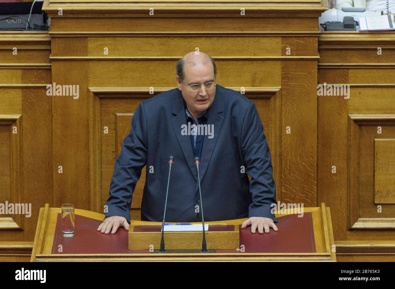 15.07.2015, Athènes / Attica / Grèce. Lors de la réunion du Parlement grec, votez sur le paquet de réformes. Nikos Filis, SYRIZA - porte-parole de faction. [traduction automatique] Banque D'Images