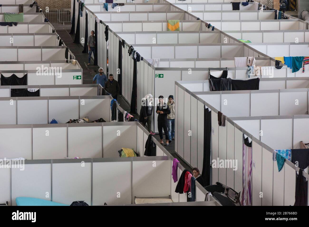 Des chambres temporaires avec lits sont aménagées dans un abri d'urgence pour les réfugiés le 09.12.2015 dans l'ancien hangar de l'aéroport de Tempelhof. L'aéroport de Tempelhof dessert la ville de Berlin comme lieu d'hébergement d'urgence pour les réfugiés. [traduction automatique] Banque D'Images