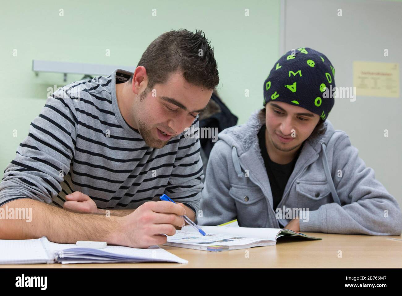 Cours de langue pour les réfugiés le 25.11.2015. Dans un centre d'éducation pour adultes, la SHV, les réfugiés apprennent la langue allemande dans un cours d'allemand. [traduction automatique] Banque D'Images