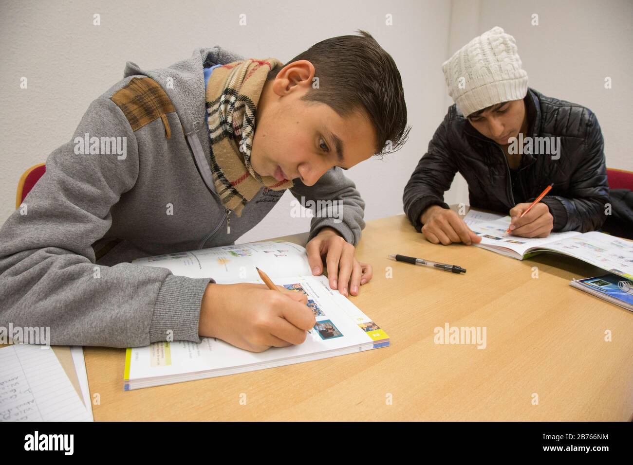 Cours de langue pour les réfugiés le 25.11.2015. Dans un centre d'éducation pour adultes, la SHV, les réfugiés apprennent la langue allemande dans un cours d'allemand. [traduction automatique] Banque D'Images