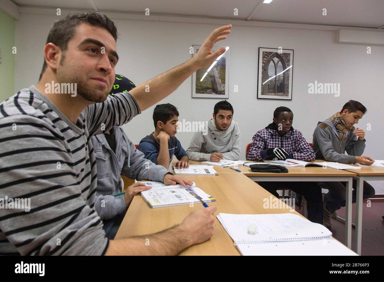 Cours de langue pour les réfugiés le 25.11.2015. Dans un centre d'éducation pour adultes, la SHV, les réfugiés apprennent la langue allemande dans un cours d'allemand. [traduction automatique] Banque D'Images