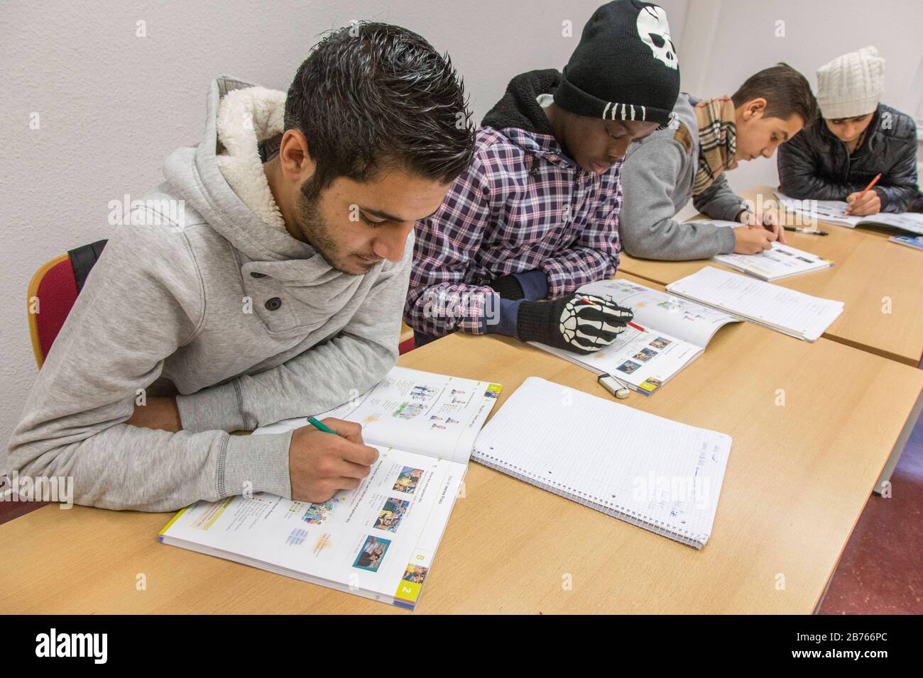 Cours de langue pour les réfugiés le 25.11.2015. Dans un centre d'éducation pour adultes, la SHV, les réfugiés apprennent la langue allemande dans un cours d'allemand. [traduction automatique] Banque D'Images