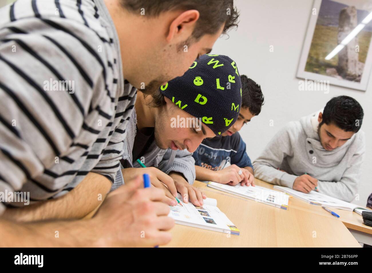Cours de langue pour les réfugiés le 25.11.2015. Dans un centre d'éducation pour adultes, la SHV, les réfugiés apprennent la langue allemande dans un cours d'allemand. [traduction automatique] Banque D'Images