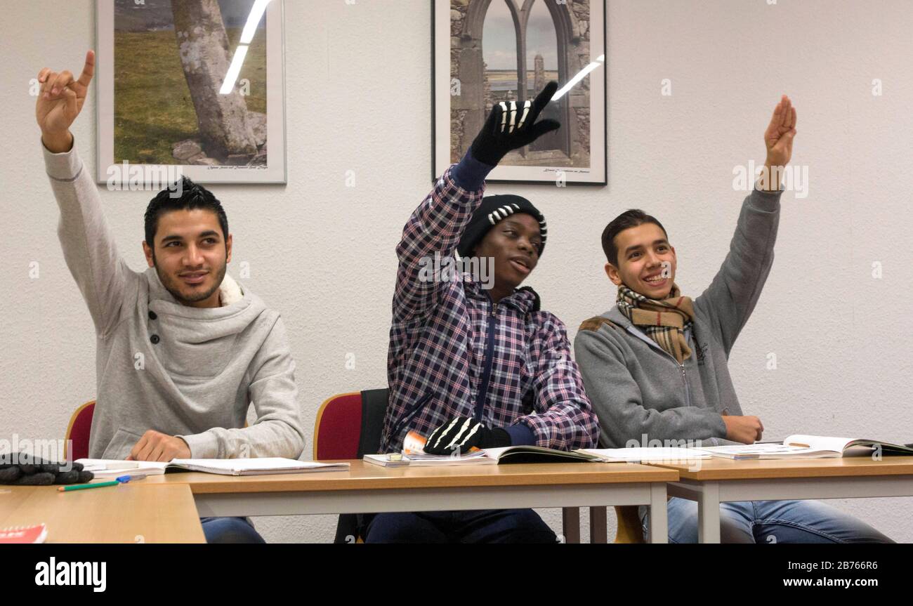 Cours de langue pour les réfugiés le 25.11.2015. Dans un centre d'éducation pour adultes, la SHV, les réfugiés apprennent la langue allemande dans un cours d'allemand. [traduction automatique] Banque D'Images