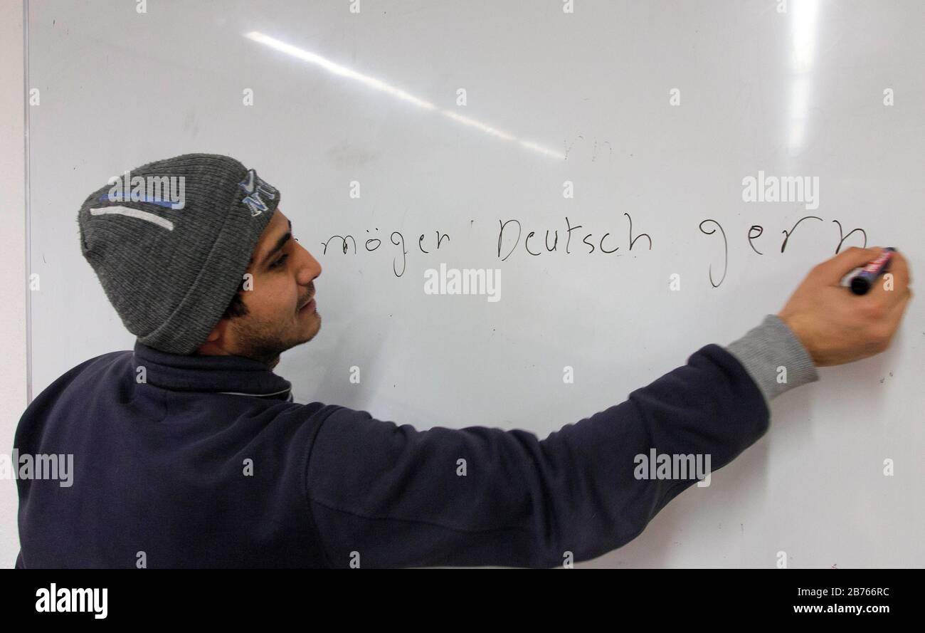 Cours de langue pour les réfugiés le 25.11.2015. Dans un centre d'éducation pour adultes, la SHV, les réfugiés apprennent la langue allemande dans un cours d'allemand. [traduction automatique] Banque D'Images