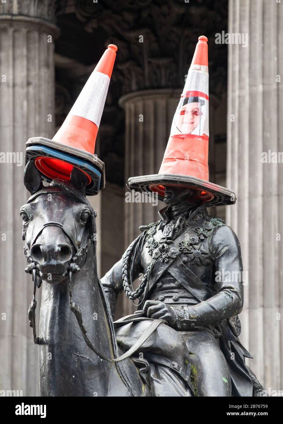 Le visage de Lewis Capaldi s'ajoute au cône de l'emblématique statue du duc de Wellington, Glasgow, Écosse, Royaume-Uni Banque D'Images