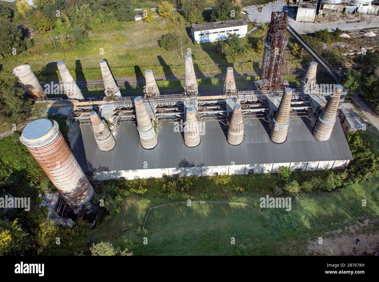 Vue aérienne de la batterie du four à arbre dans le parc du musée Ruedersdorf, 05.10.2015.la batterie du four à arbre avec ses 18 fours Ruedersdorf est un exemple unique de la transition de l'artisanat vieux de plusieurs siècles de combustion de chaux à la production industrielle dans les grandes usines. [traduction automatique] Banque D'Images