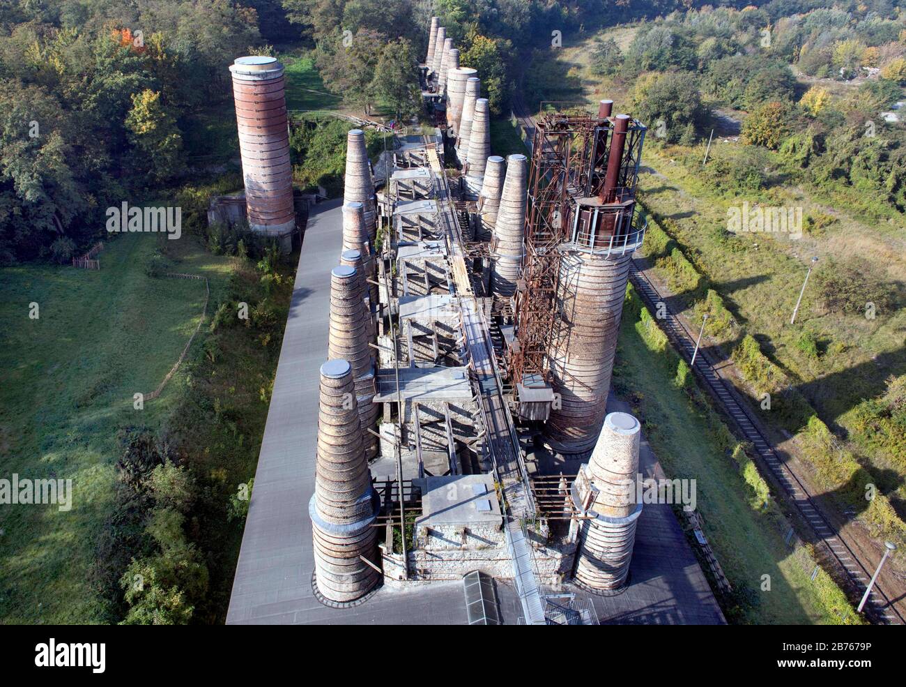 Vue aérienne de la batterie du four à arbre dans le parc du musée Ruedersdorf, 05.10.2015.la batterie du four à arbre avec ses 18 fours Ruedersdorf est un exemple unique de la transition de l'artisanat vieux de plusieurs siècles de combustion de chaux à la production industrielle dans les grandes usines. [traduction automatique] Banque D'Images