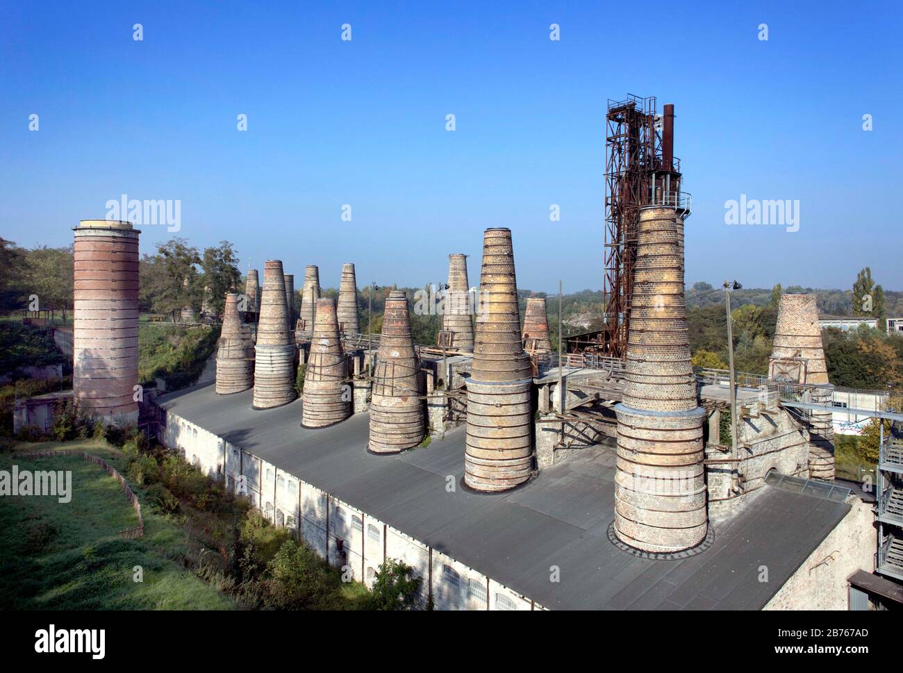 Vue aérienne de la batterie du four à arbre dans le parc du musée Ruedersdorf, 05.10.2015.la batterie du four à arbre avec ses 18 fours Ruedersdorf est un exemple unique de la transition de l'artisanat vieux de plusieurs siècles de combustion de chaux à la production industrielle dans les grandes usines. [traduction automatique] Banque D'Images