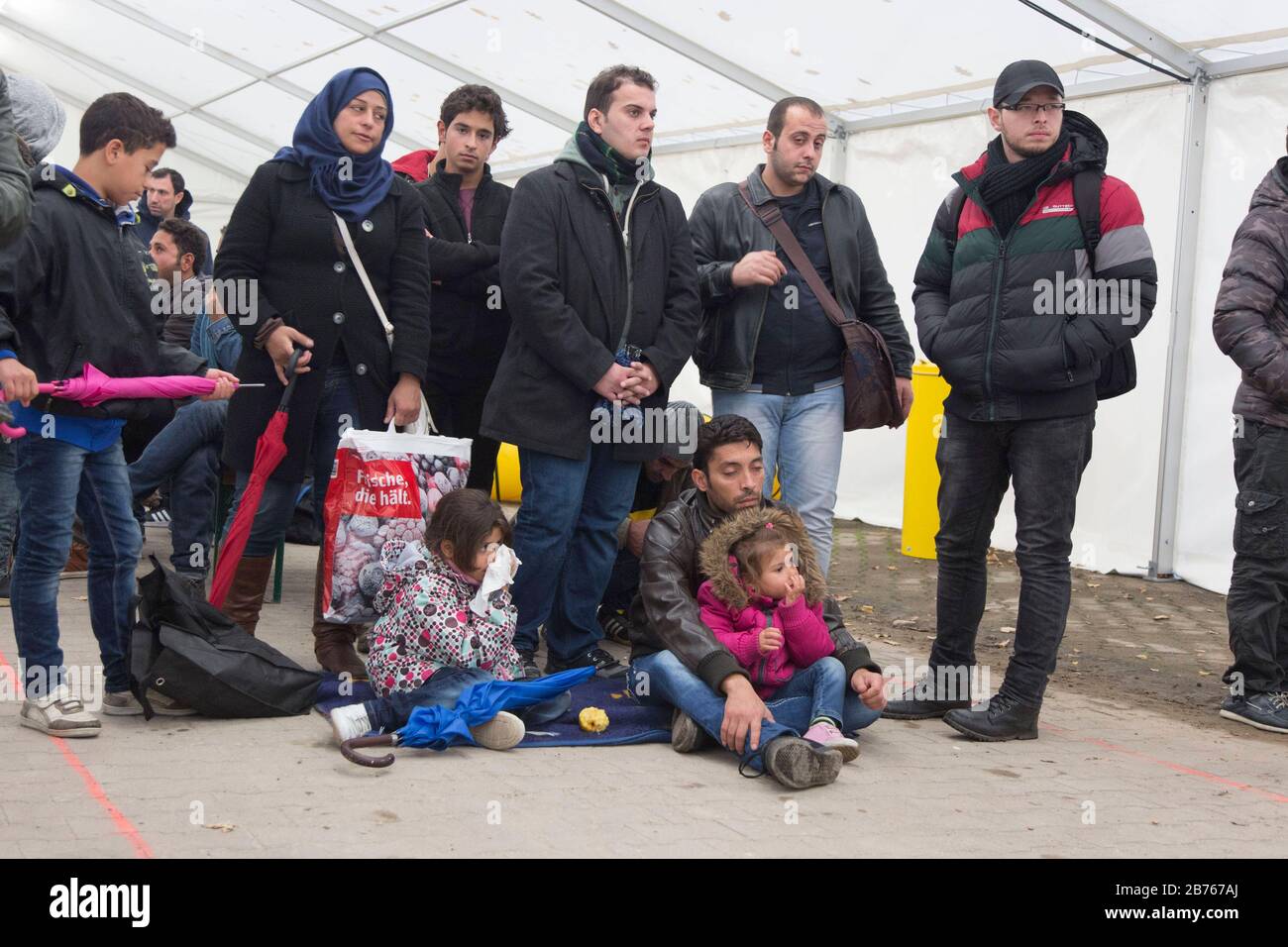Une famille de réfugiés avec enfants attend dans une tente le 15.10.2015 au Bureau d'État de la santé et des affaires sociales de Berlin, LaGeSo, pour son inscription. [traduction automatique] Banque D'Images