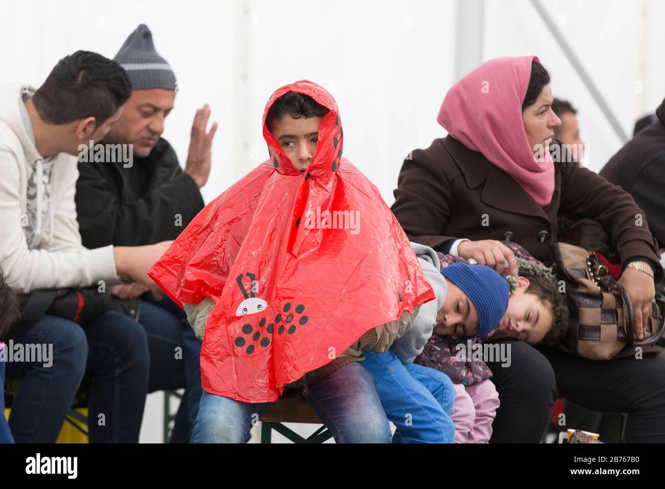 Une famille de réfugiés avec enfants attend dans une tente le 15.10.2015 au Bureau d'État de la santé et des affaires sociales de Berlin, LaGeSo, pour son inscription. [traduction automatique] Banque D'Images