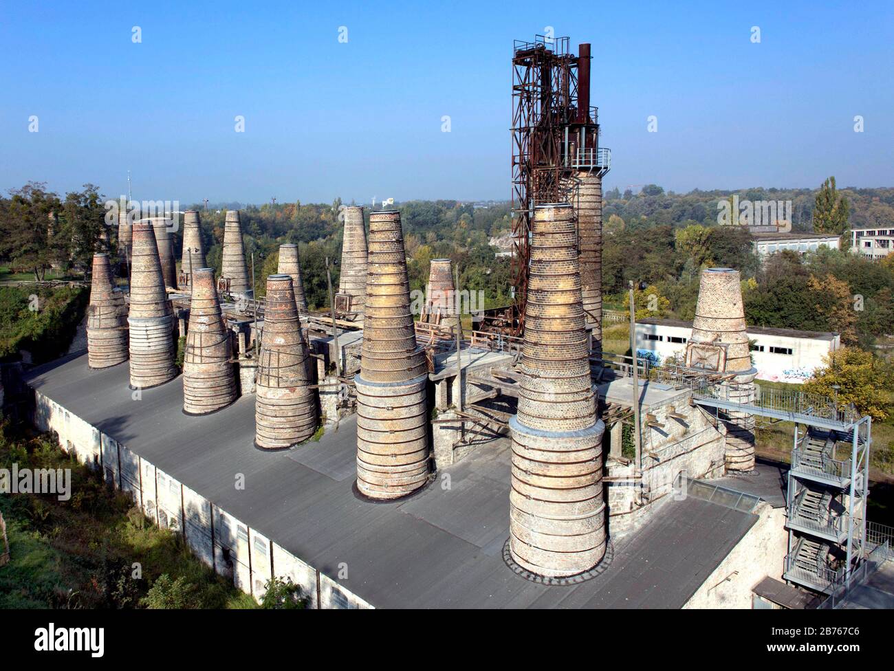 Vue aérienne de la batterie du four à arbre dans le parc du musée Ruedersdorf, 05.10.2015.la batterie du four à arbre avec ses 18 fours Ruedersdorf est un exemple unique de la transition de l'artisanat vieux de plusieurs siècles de combustion de chaux à la production industrielle dans les grandes usines. [traduction automatique] Banque D'Images
